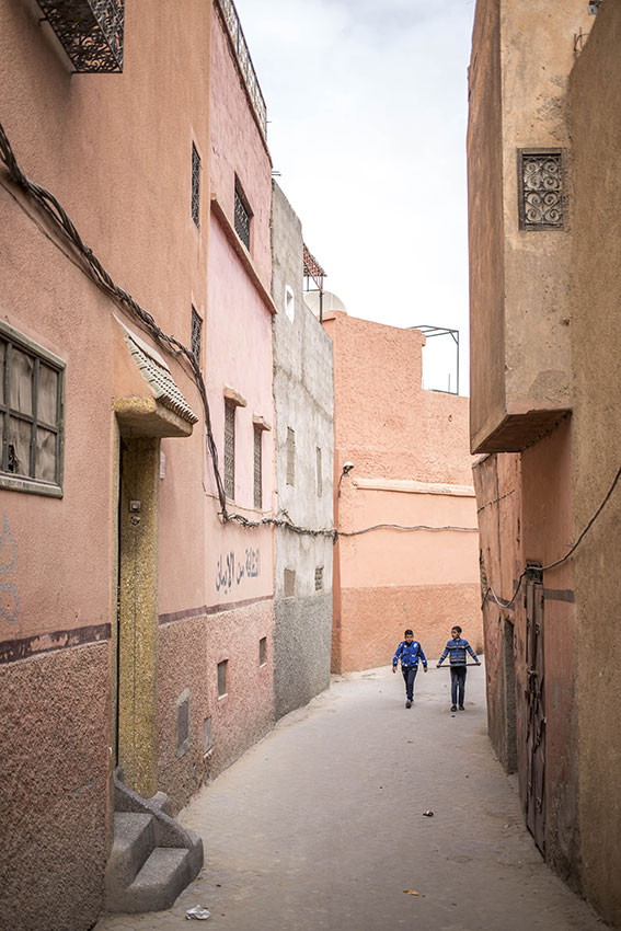 travel-marrakech-utagleiser-photography-jungen-gasse