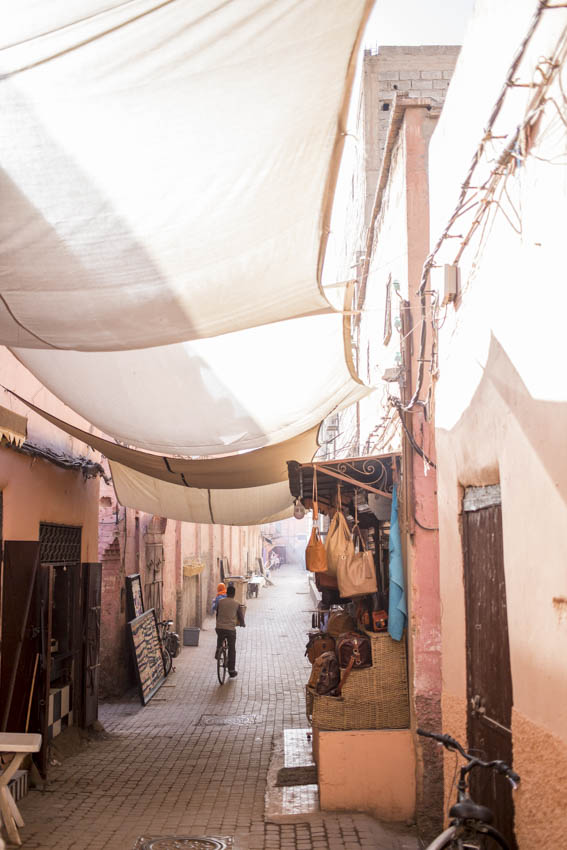 travel-marrakech-utagleiser-photography-medina-tuecher